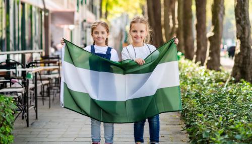 Twee meisjes houden de Rotterdamse vlag op.